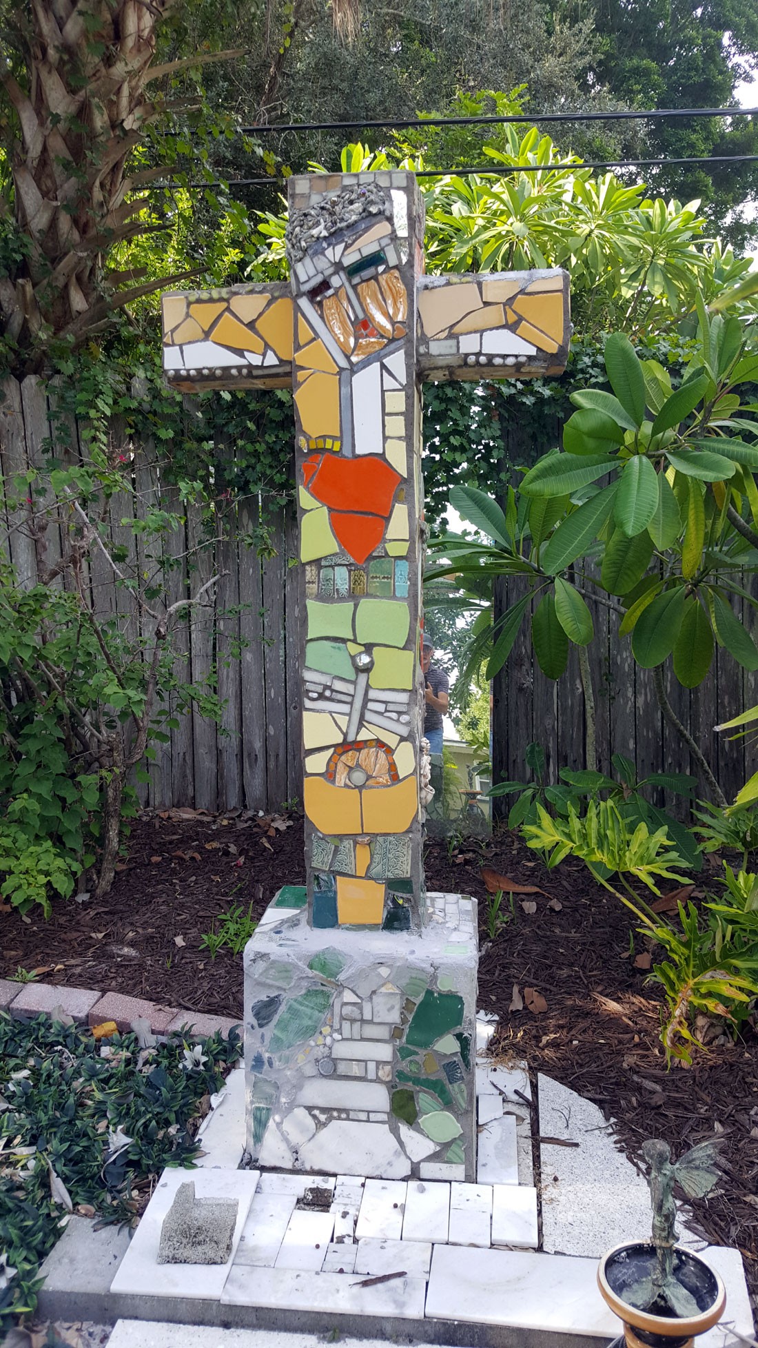 Cross (outdoor garden)